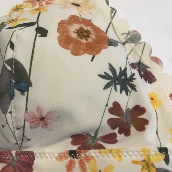 H&M Size 6 White Floral Scalloped Edge Adjustable Fit Padded Swim Bikini Top - Picture 4 of 10